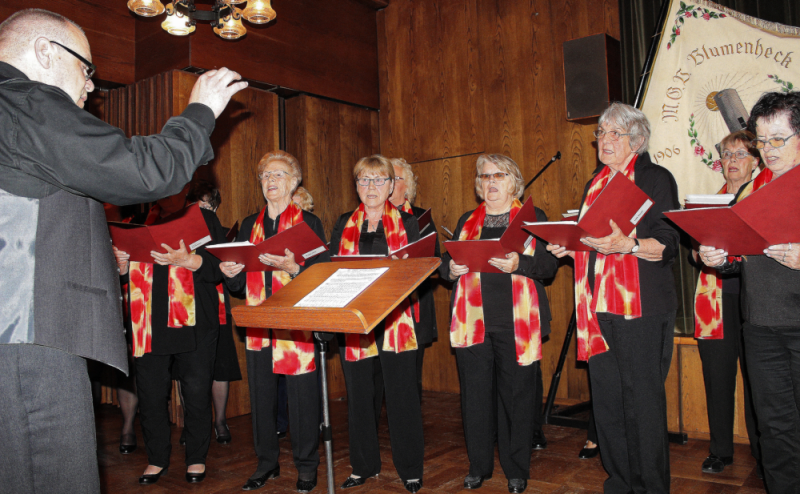 Chordirektor Edwin Knaus mit dem Frauenchor. Foto: privat