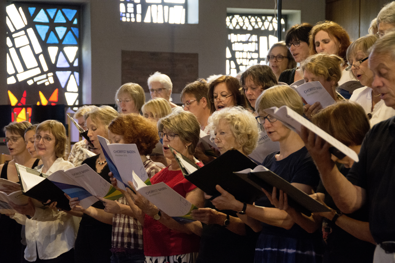 Der Oratorienchor lud die Konzertbesucher zum Mitsingen auf der Empore ein. Foto: Martine Klink