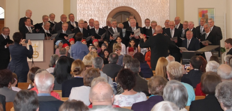 Sängerbund Bauschlott und Schulchor der Friedrich-Weinbrenner-Schule Neulingen beim gemeinsamen Auftritt. Foto: Uwe Schubert